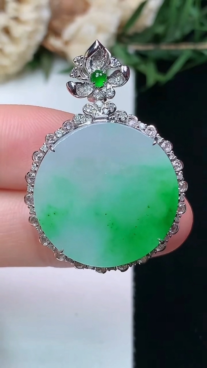 天然A货翡翠无事牌吊坠，尺寸33.8-24-8.8，裸石20.3，重量:5.44g
4月15日