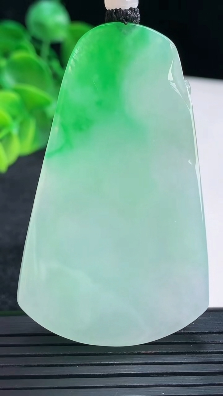 天然A货翡翠鸟语花香吊坠尺寸61.6-37.2-10.6重量:41.72g
4月15日