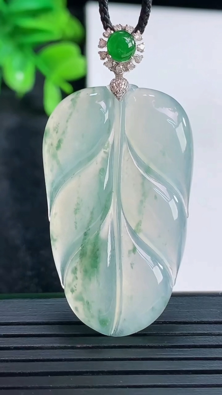 天然A货翡翠18K金飘花金枝玉叶 叶子吊坠尺寸48.5-24.3-4.5重量:9.87g
4月15日