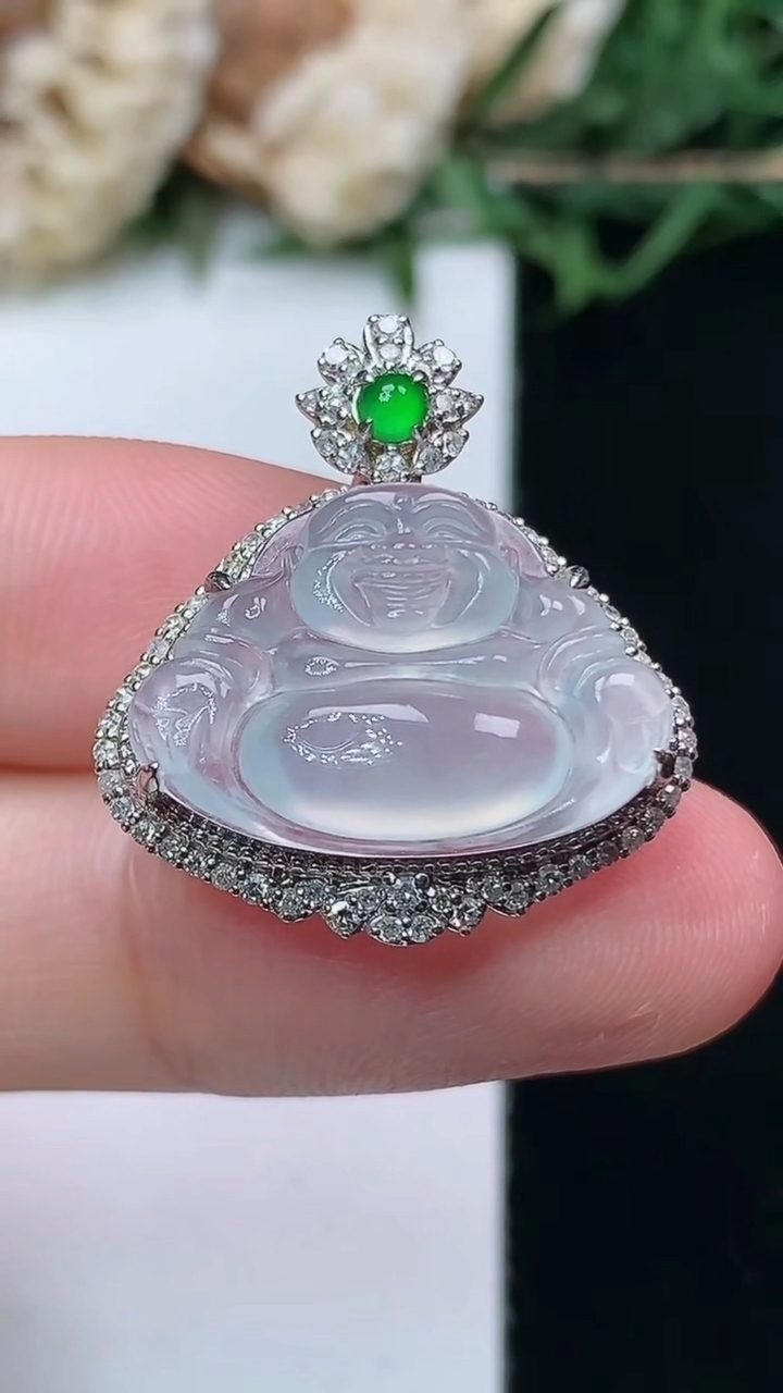 天然A货翡翠白冰佛公吊坠，尺寸24-21.9-10.3，裸石13.2-19，重量:4.02g
4月1