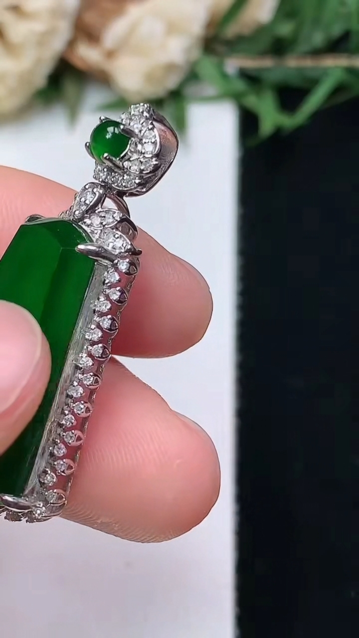 天然A货翡翠无事牌吊坠，尺寸33.4-16.4-7.7，裸石20.8-13.5，重量:4.27g
4月15日