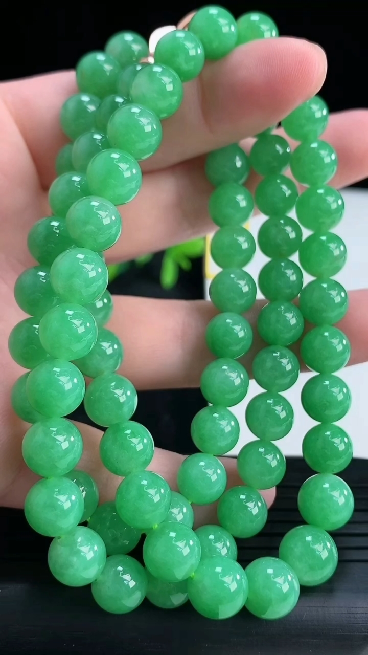 天然A货翡翠圆珠项链尺寸7.4-74颗重量:63.64g
4月15日