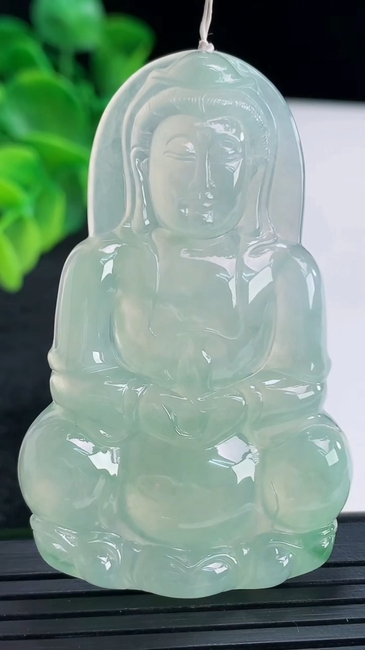 天然A货翡翠观音菩萨吊坠尺寸59.8-37.5-5.5重量:22.34g
4月15日