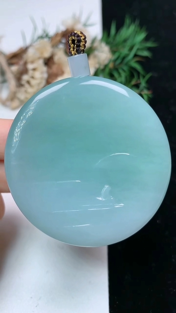 天然A货翡翠悟道吊坠，尺寸50.4-11.8，重量:78.62g
4月15日