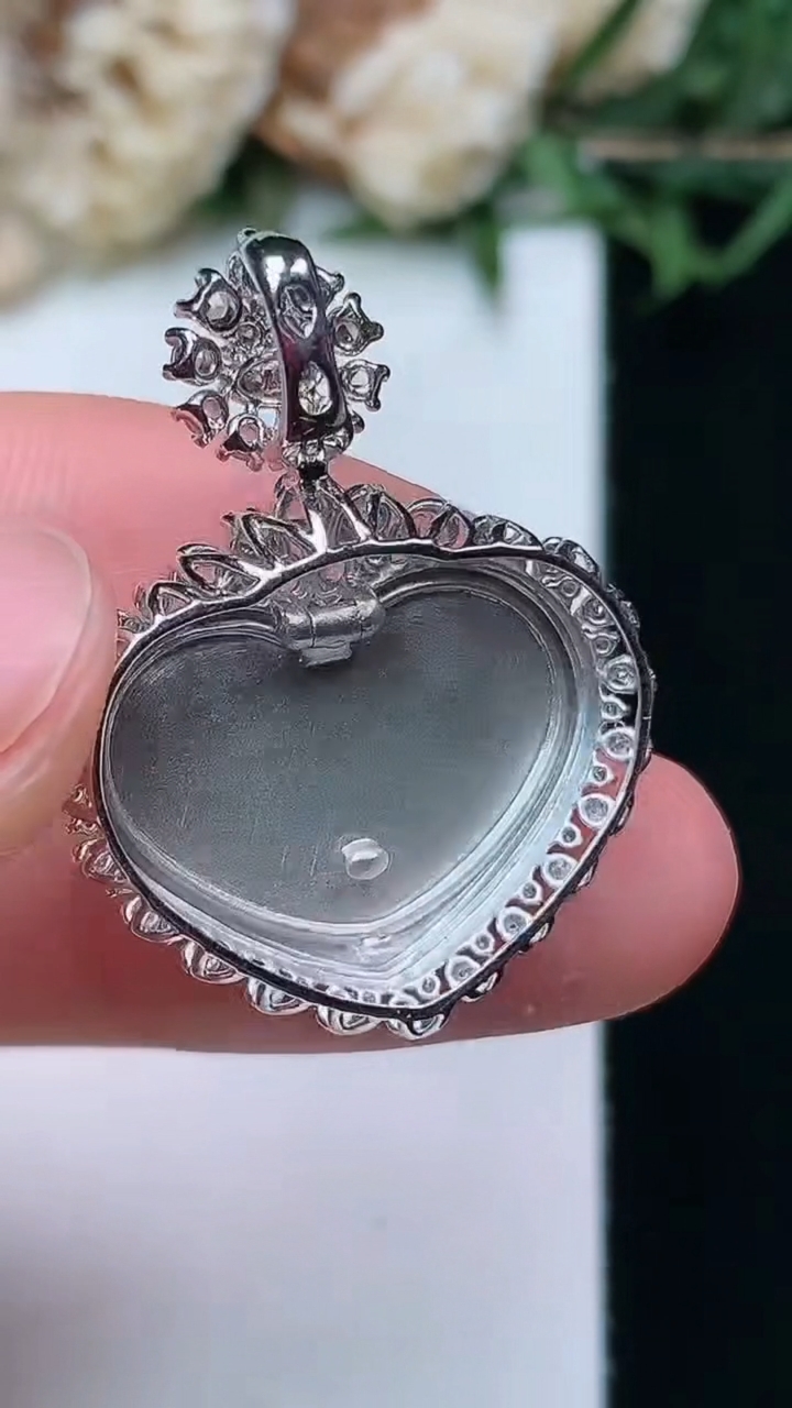 天然A货翡翠白冰爱心吊坠，尺寸29.2-22-7.8，裸石14-18.9，重量:4.52g
4月15日