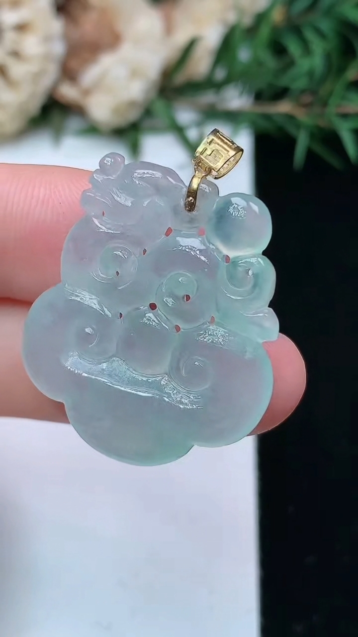 天然A货翡翠如意头吊坠，尺寸27.4-24-3.6，重量:4.75g
4月15日