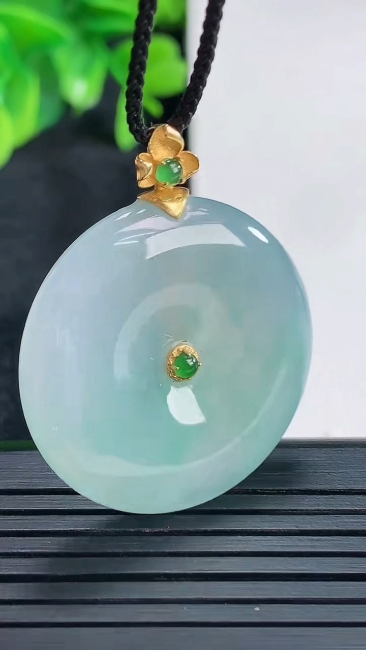 天然A货翡翠18K金飘花平安扣吊坠尺寸37.5-30.4-5.6重量:12.14g
4月15日