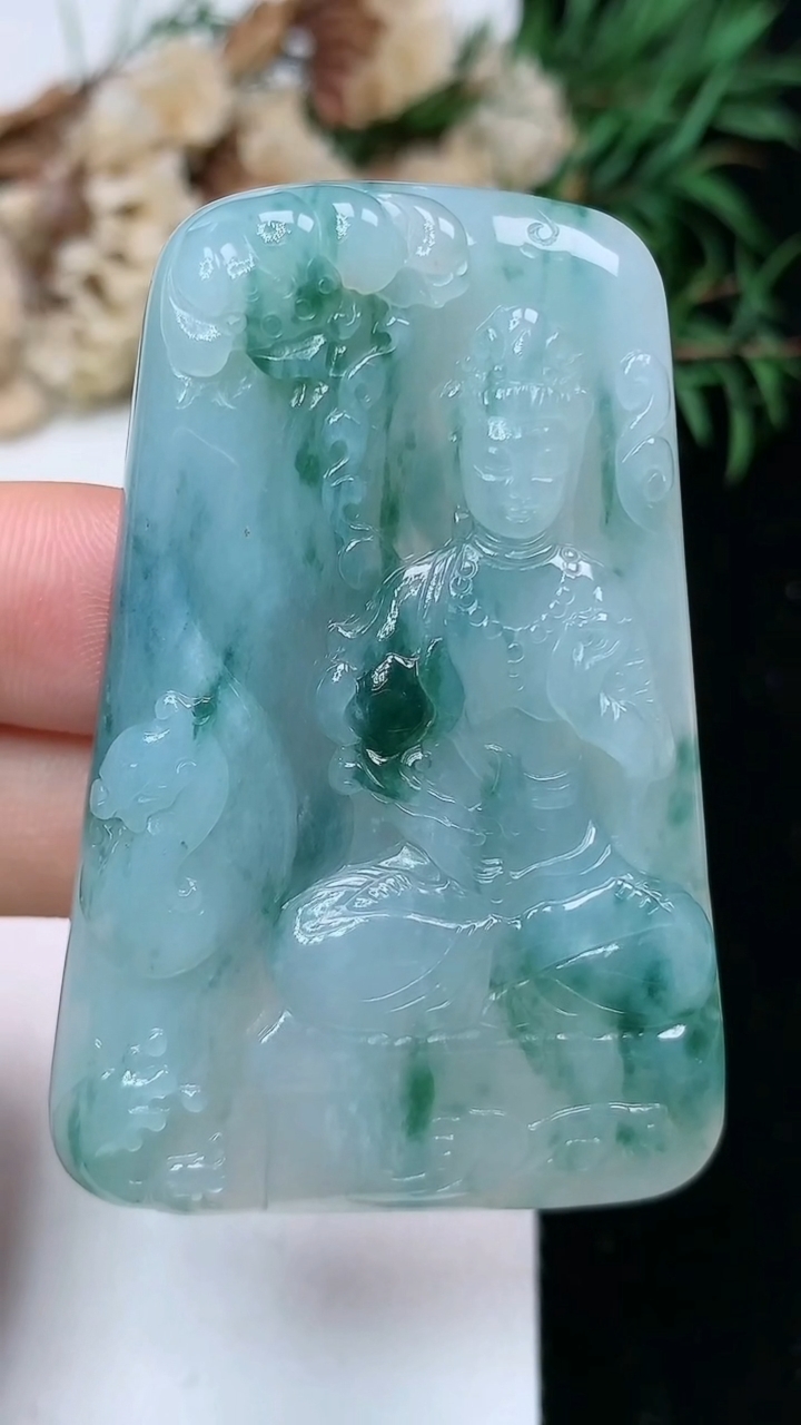 天然A货翡翠飘花大势至观音菩萨吊坠，尺寸54-36.7-7.6，重量:33.00g
4月15日