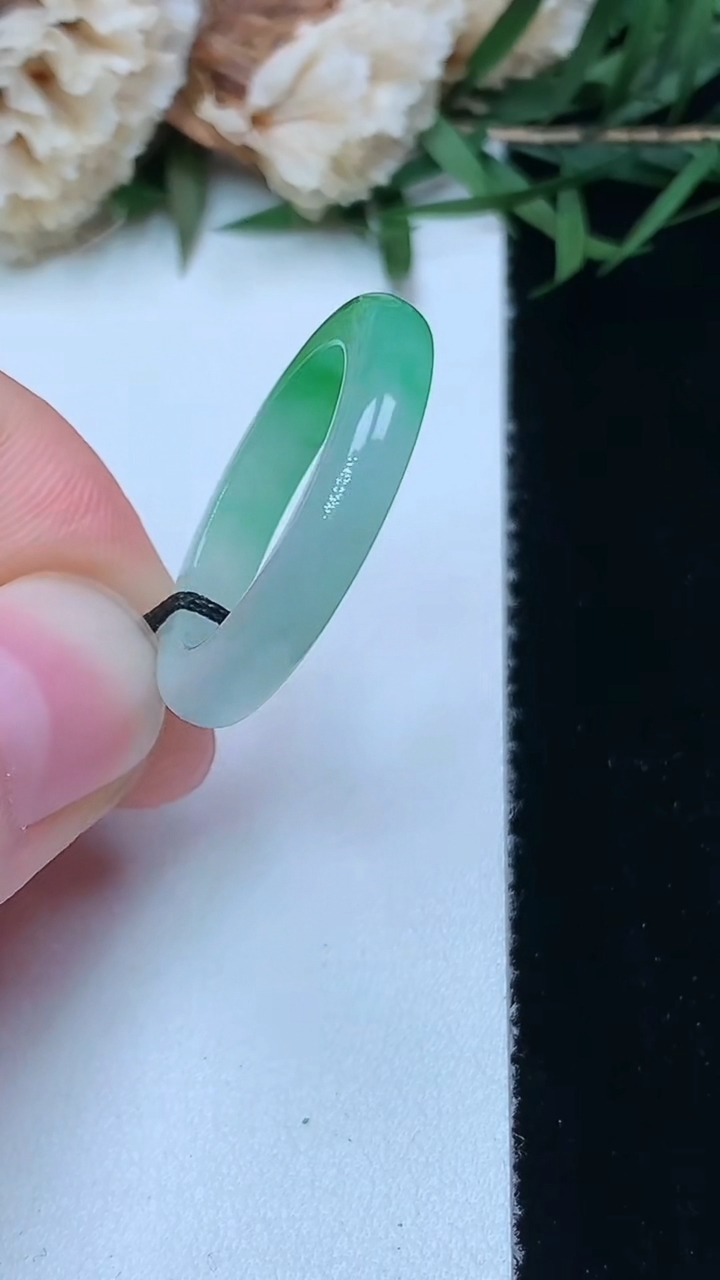 天然A货翡翠指环戒指，尺寸16.8-3.7-3.5，重量:2.73g2026年4月15日
工厂直销收藏佳品,种好水足，色泽均匀，有种有色，上手高大气！