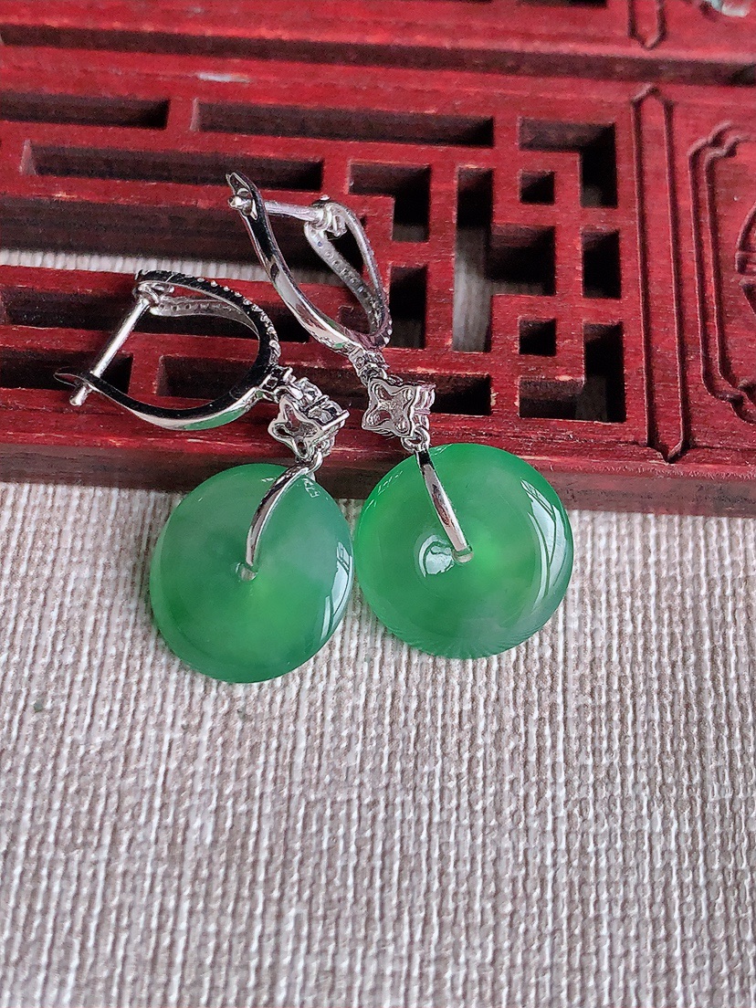 天然A货翡翠18K金伴钻镶嵌满绿平安扣耳坠 
尺寸13.6-3.2mm 重量4.42g 0414