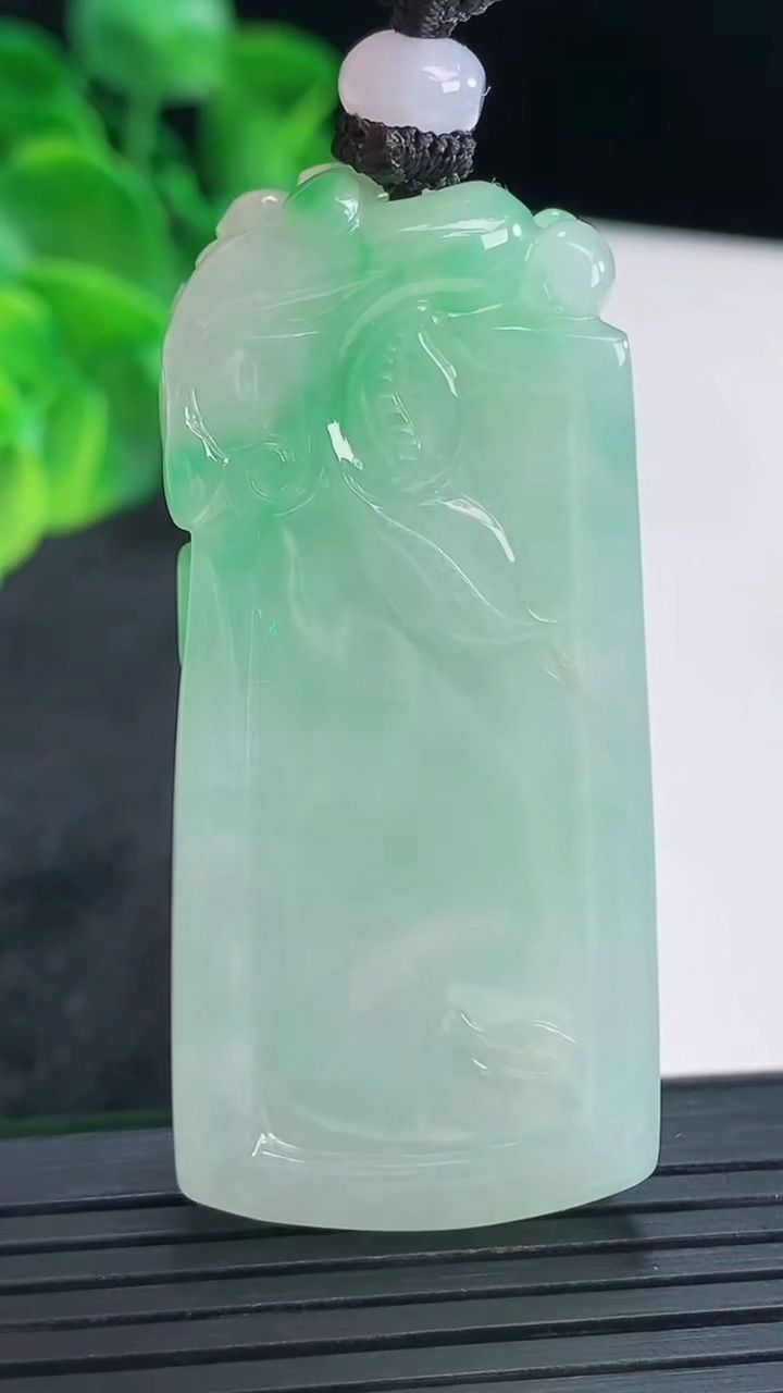 天然A货翡翠梅花鹿吊坠尺寸54.8-25-10.7重量:35.58g
4月15日