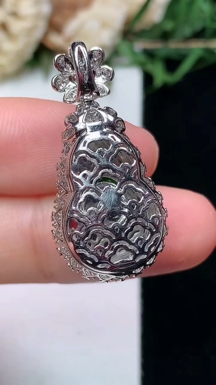 天然A货翡翠葫芦吊坠，尺寸29.8-14.5-10.6，裸石16.9-11.2，重量:3.73g
4月15日，重量:3.73g