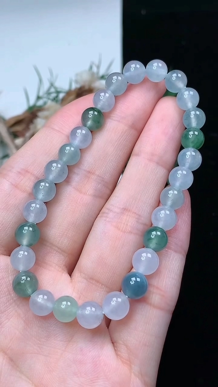 天然A货翡翠双彩圆珠手串，尺寸6.7-28颗，重量:14.89g4月15日
工厂直销收藏佳品,种好水