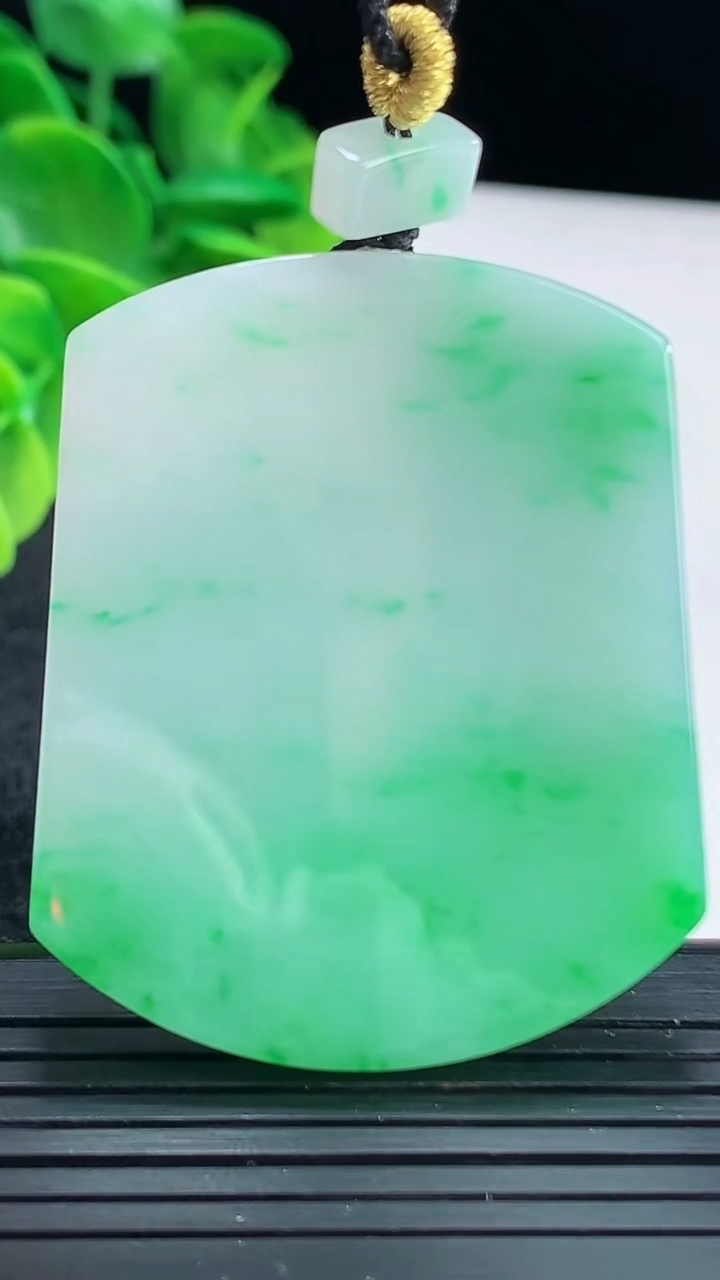 天然A货翡翠无事牌吊坠尺寸47.2-39.2-4.2重量:24.85g
4月15日