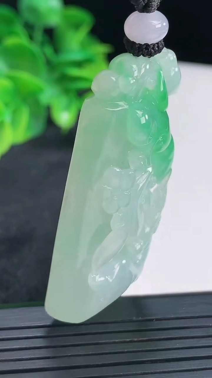 天然A货翡翠梅花鹿吊坠尺寸54.8-25-10.7重量:35.58g
4月15日