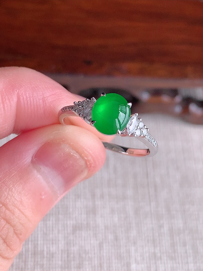 天然A货翡翠18K金伴钻镶嵌阳绿蛋面戒指 圈口17.3裸石
尺寸6.8-5.8mm 重量2.00g 