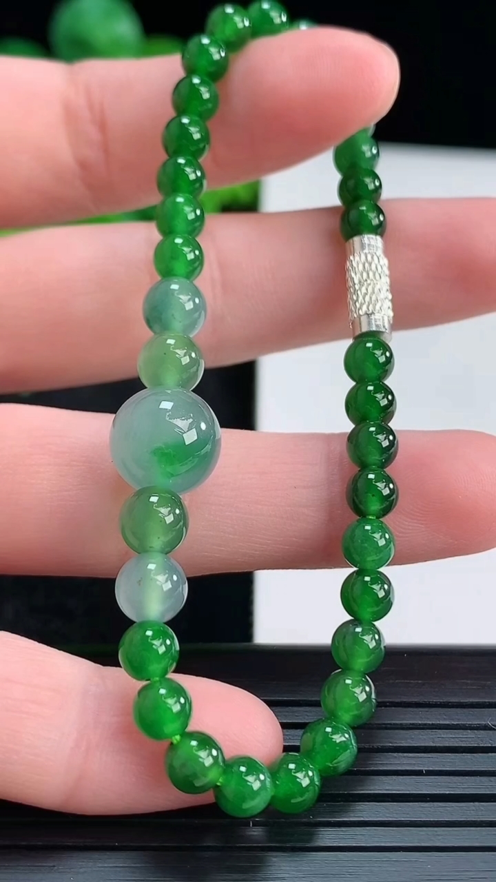天然A货翡翠圆珠手串尺寸4.8-9.8重量:9.49g4月15日
工厂直销收藏佳品,种好水足，色泽均