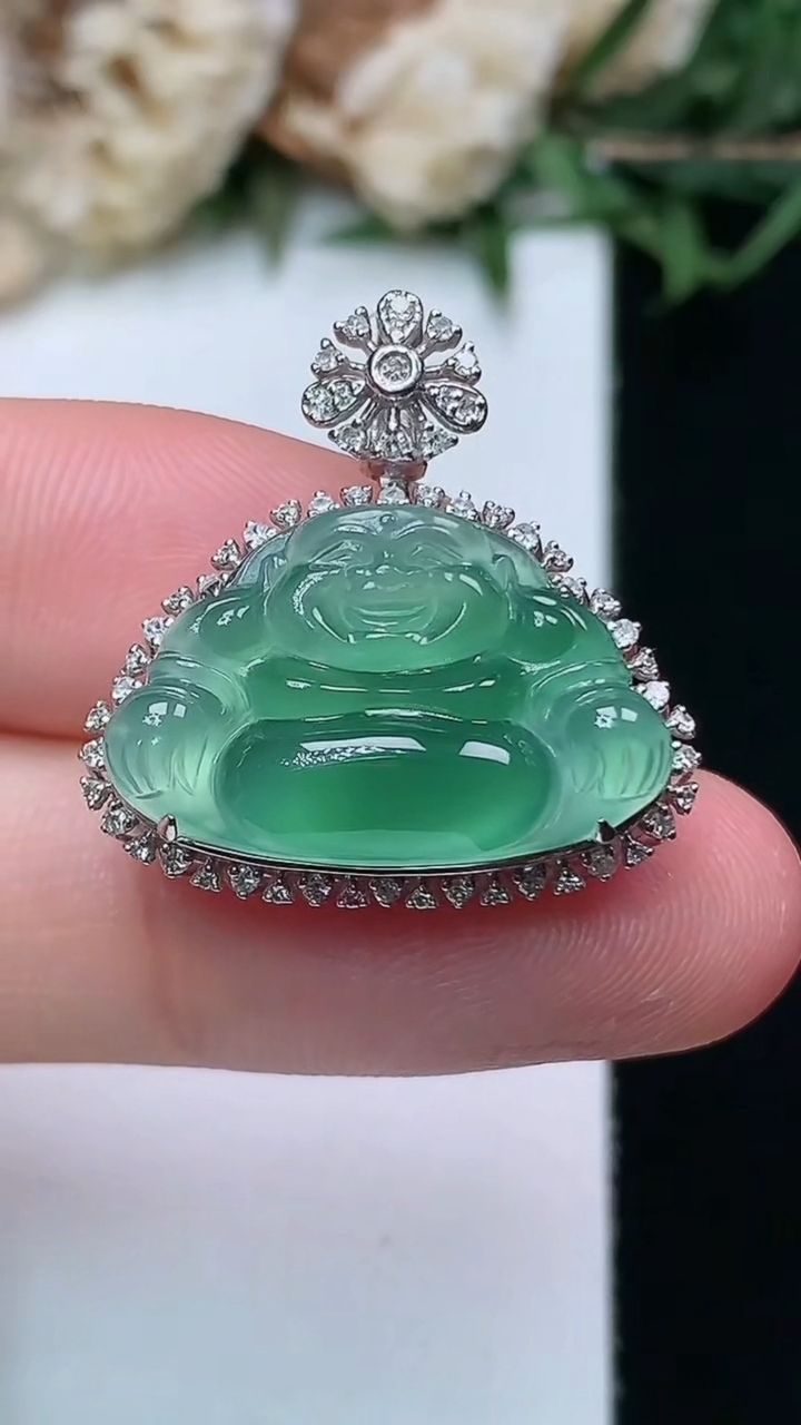 天然A货翡翠佛公吊坠，尺寸23-22.4-9，裸石12.7-19.9，重量:3.71g
4月15日，重量:3.71g