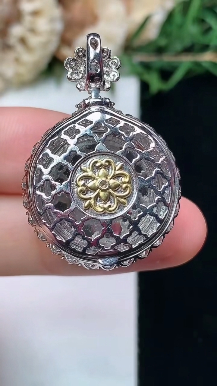 天然A货翡翠白冰平安扣吊坠，尺寸32-21.6-11.6，裸石17，重量:7.02g
4月15日