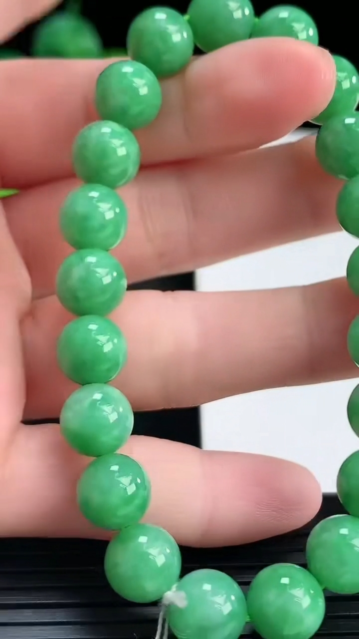 天然A货翡翠圆珠手串尺寸8.5-21颗重量:23.72g4月15日
工厂直销收藏佳品,种好水足，色泽均匀，有种有色，上手高大气！