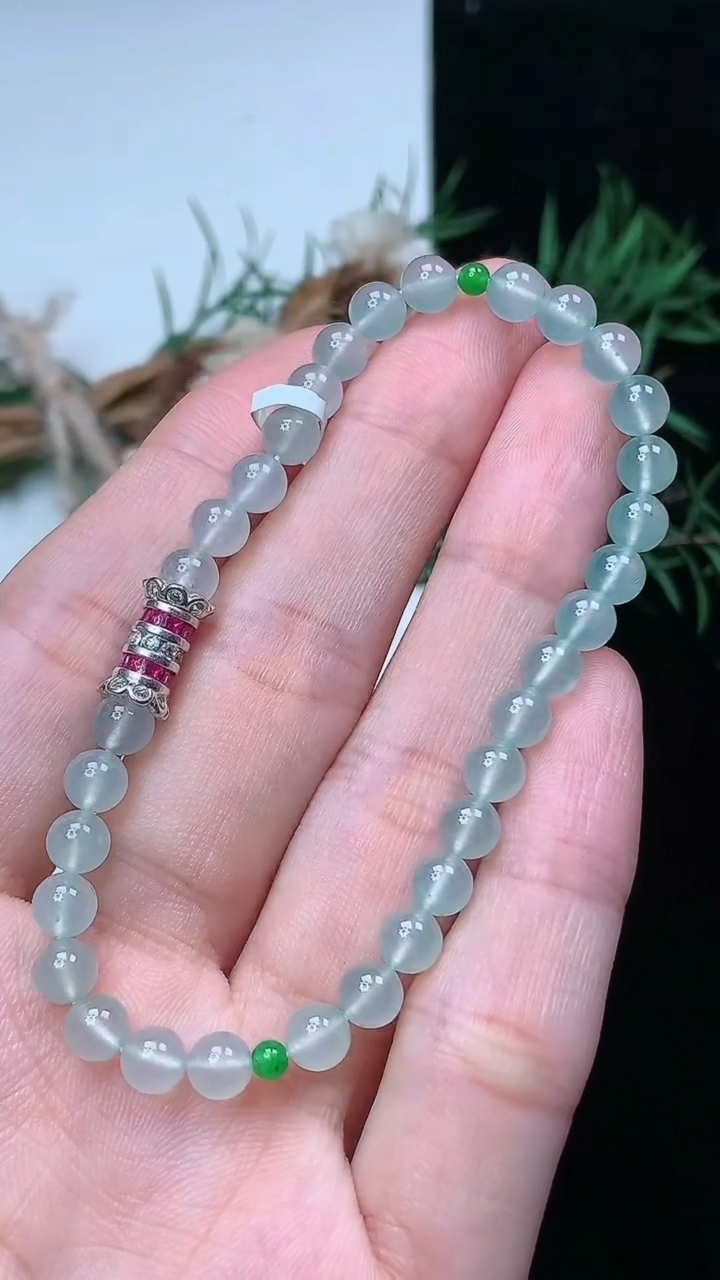 天然A货翡翠白冰圆珠手串，尺寸4.9-34颗，重量:8.23g4月15日
工厂直销收藏佳品,种好水足，色泽均匀，有种有色，上手高大气！
