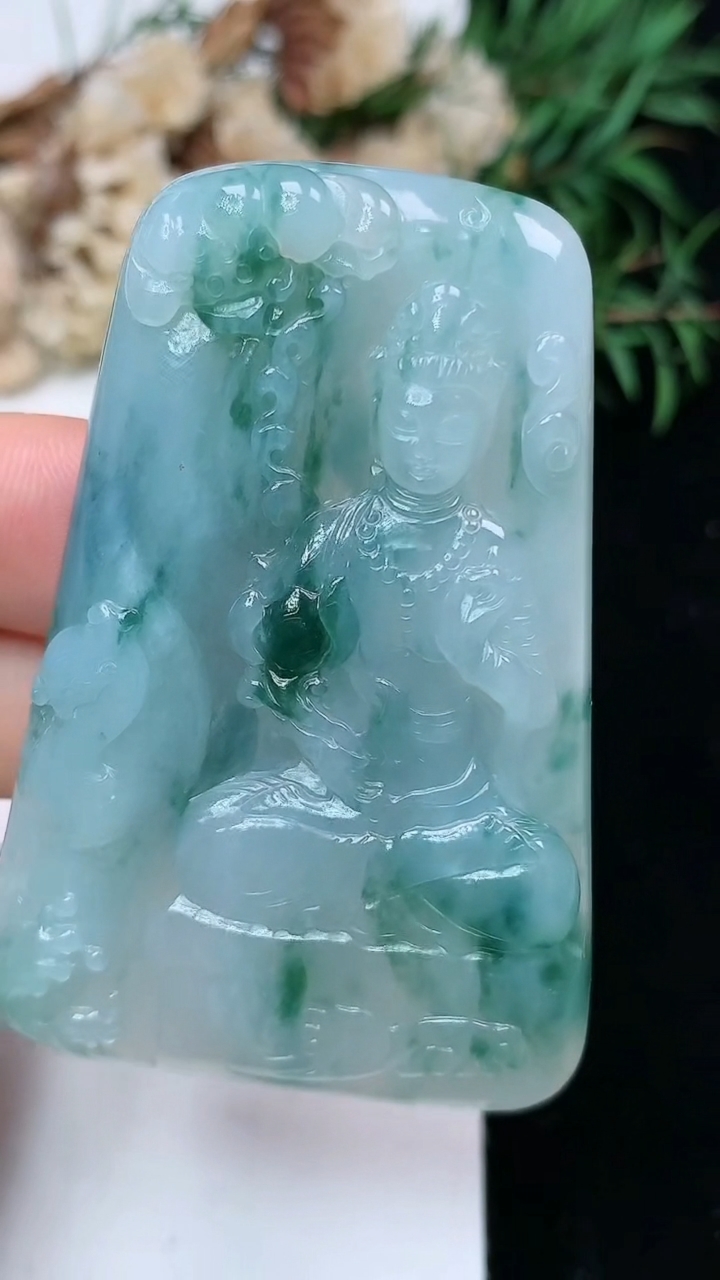 天然A货翡翠飘花大势至观音菩萨吊坠，尺寸54-36.7-7.6，重量:33.00g
4月15日