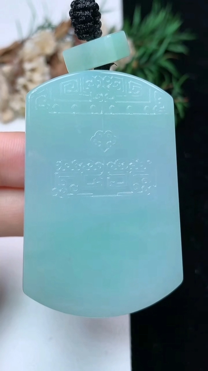 天然A货翡翠仿古无事牌吊坠，尺寸52.8-35-11.5，重量:65.26g
4月15日