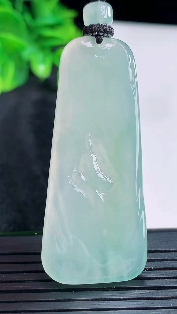 天然A货翡翠无相观音吊坠尺寸53.8-22.7-4.6重量:17.94g
4月15日