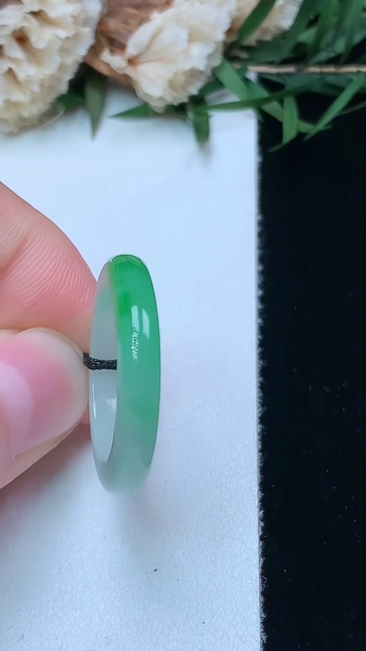 天然A货翡翠指环戒指，尺寸16.8-3.7-3.5，重量:2.73g2026年4月15日
工厂直销收藏佳品,种好水足，色泽均匀，有种有色，上手高大气！