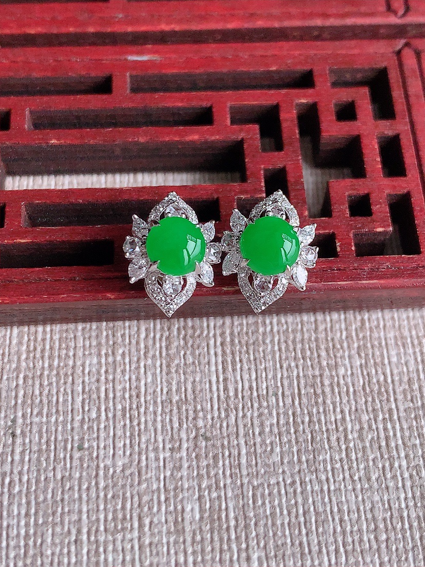 天然A货翡翠18K金伴钻镶嵌阳绿蛋面耳钉 
尺寸5.5mm 重量2.18g 0414