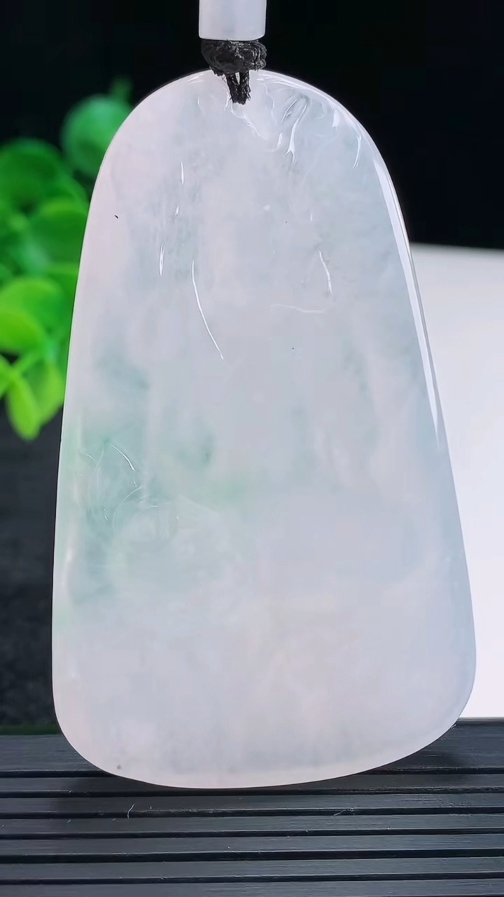 天然A货翡翠飘花大势至菩萨吊坠尺寸68.9-41.9-7.2重量:47.69g
4月15日