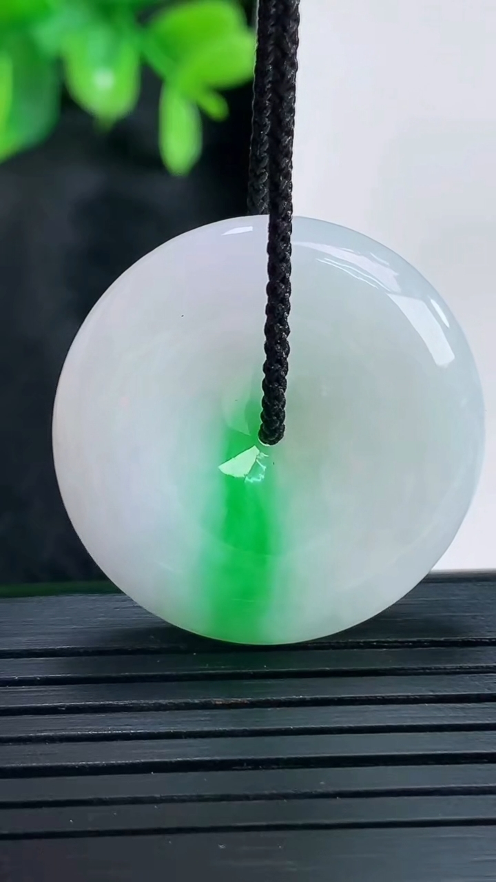 天然A货翡翠平安扣吊坠尺寸294-6.2重量:11.71g
4月15日