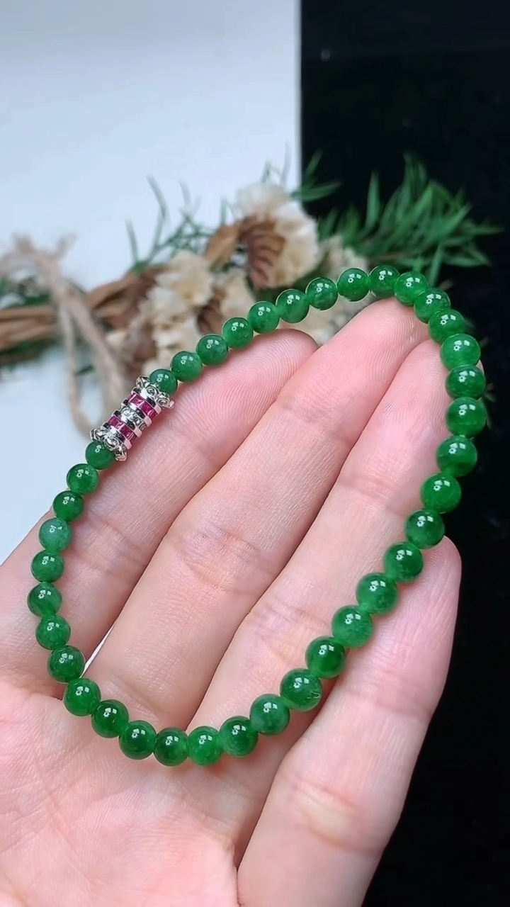 天然A货翡翠圆珠手串，尺寸4.9-38颗，重量:7.34g4月15日
工厂直销收藏佳品,种好水足，色泽均匀，有种有色，上手高大气！
