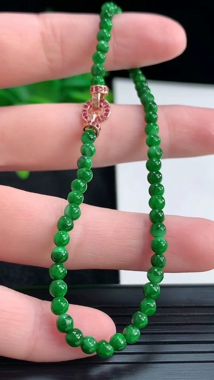 天然A货翡翠小米珠手串尺寸3.3重量:4.32g4月15日
工厂直销收藏佳品,种好水足，色泽均匀，有种有色，上手高大气！
