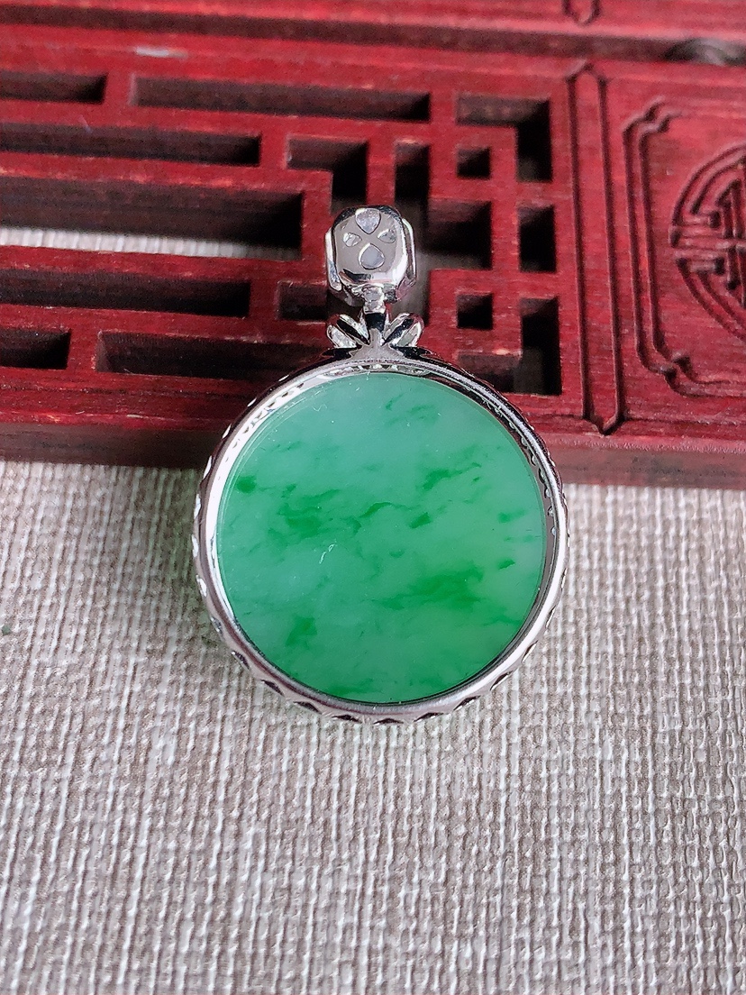 天然A货翡翠18K金伴钻镶嵌飘绿无事牌吊坠 
尺寸31.6-22.5-7.5裸石20.3mm 重量6.48g 0414