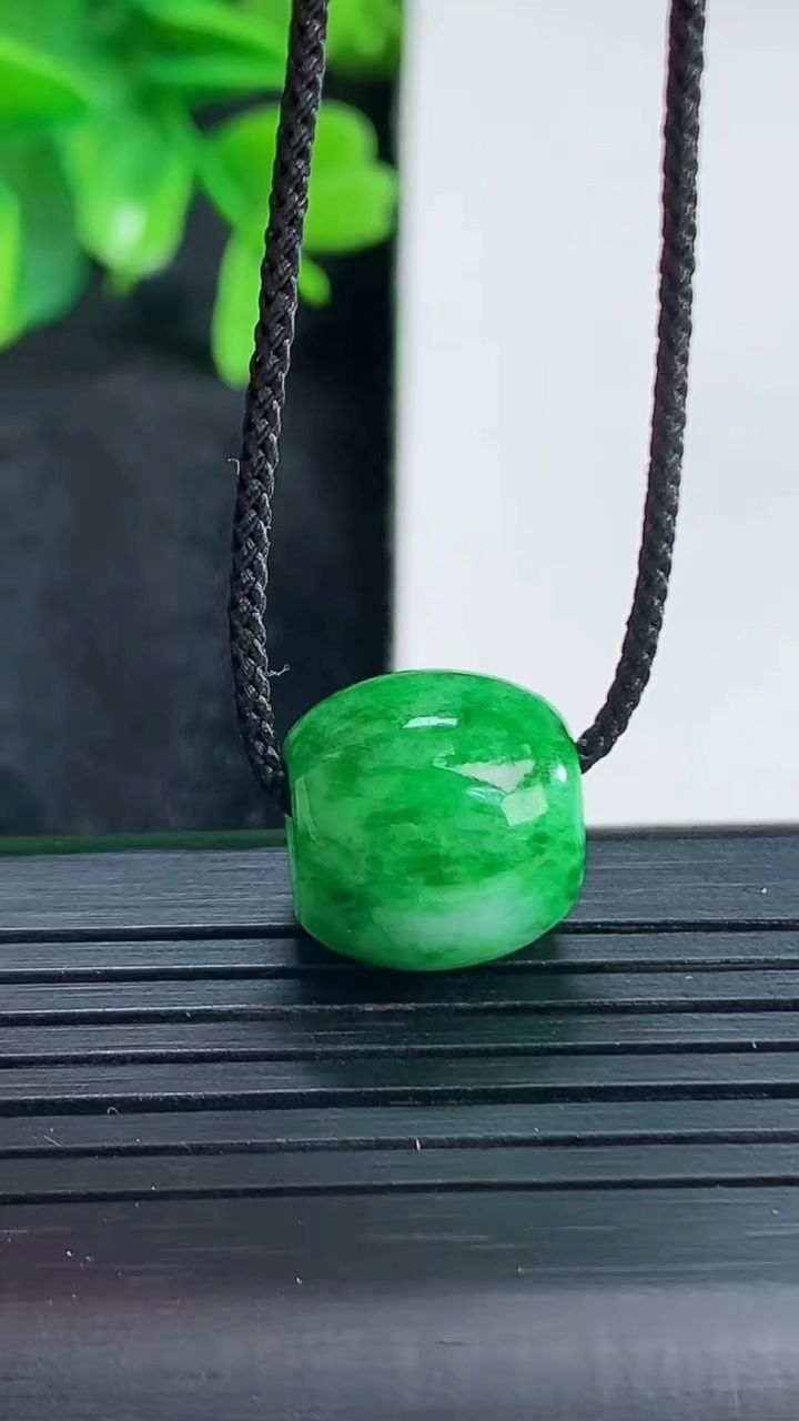 天然A货翡翠路路通吊坠尺寸12.7-13.6重量:3.60g
4月15日