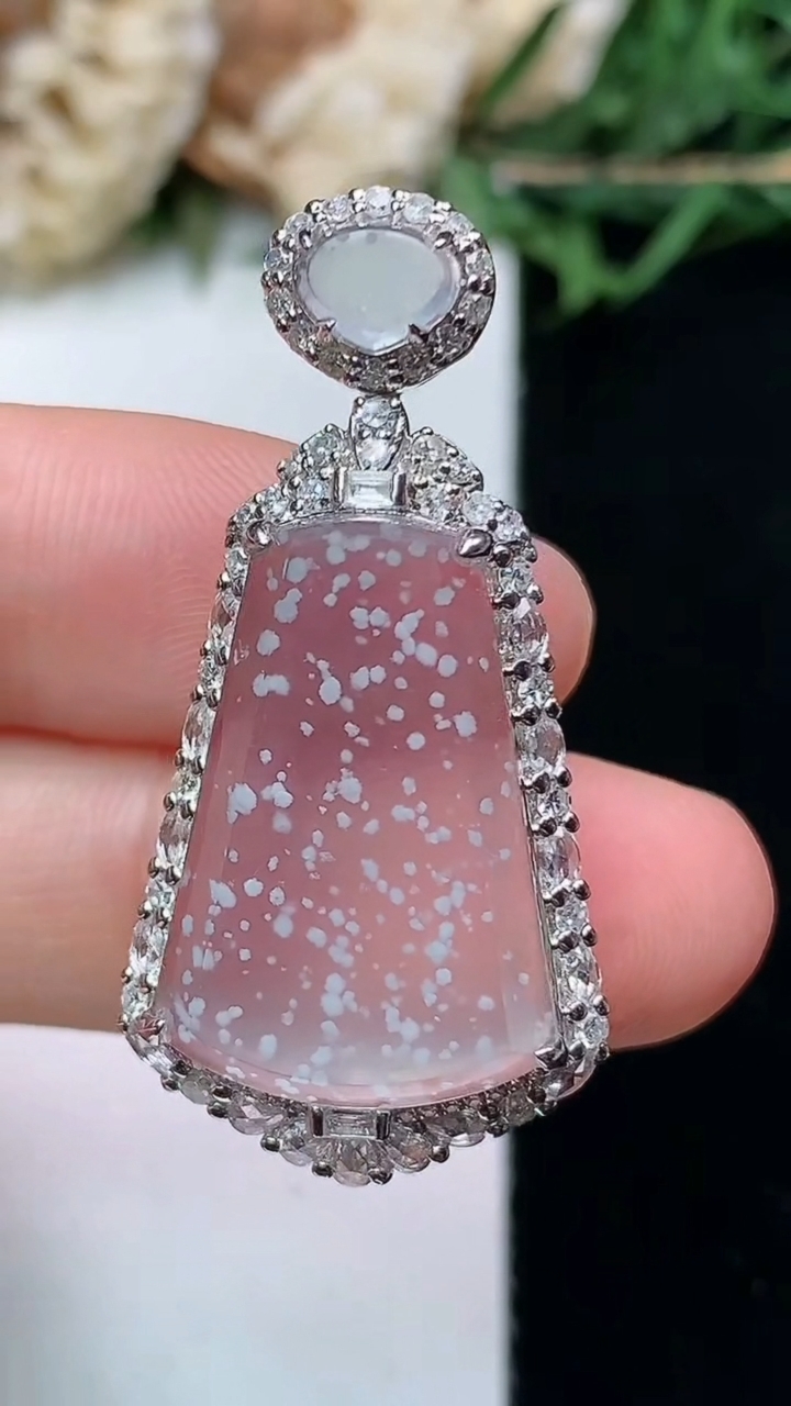 天然A货翡翠白冰无事牌吊坠，尺寸36.7-18.6-9，裸石21.3-13.5
4月15日，重量:5.16g