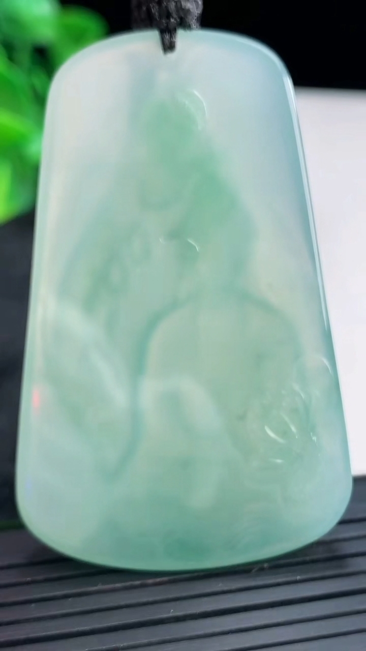 天然A货翡翠观音菩萨吊坠尺寸60.4-38.2-5.7重量:34.58g
4月15日