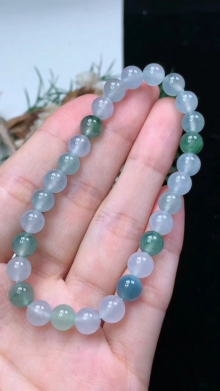 天然A货翡翠双彩圆珠手串，尺寸6.7-28颗，重量:14.89g4月15日
工厂直销收藏佳品,种好水足，色泽均匀，有种有色，上手高大气！