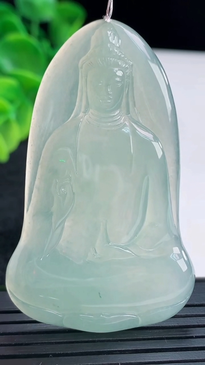 天然A货翡翠观音菩萨吊坠尺寸58.9-36.7-4.1重量:18.81g
4月15日