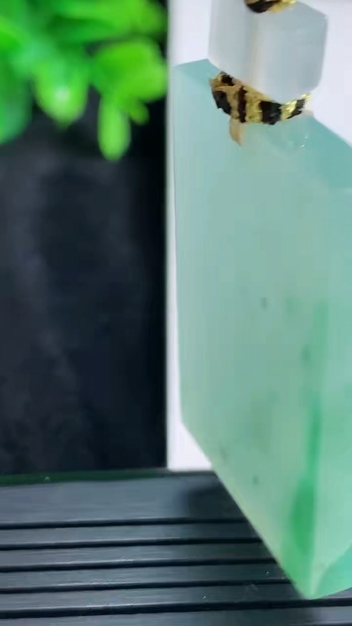 天然A货翡翠飘花仿古无事牌吊坠尺寸37.5-26.9-5.4重量:26.13g
4月15日