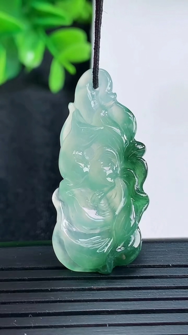 天然A货翡翠飘花九尾狐吊坠尺寸38.3-18.1-5.3重量:5.94g
4月15日