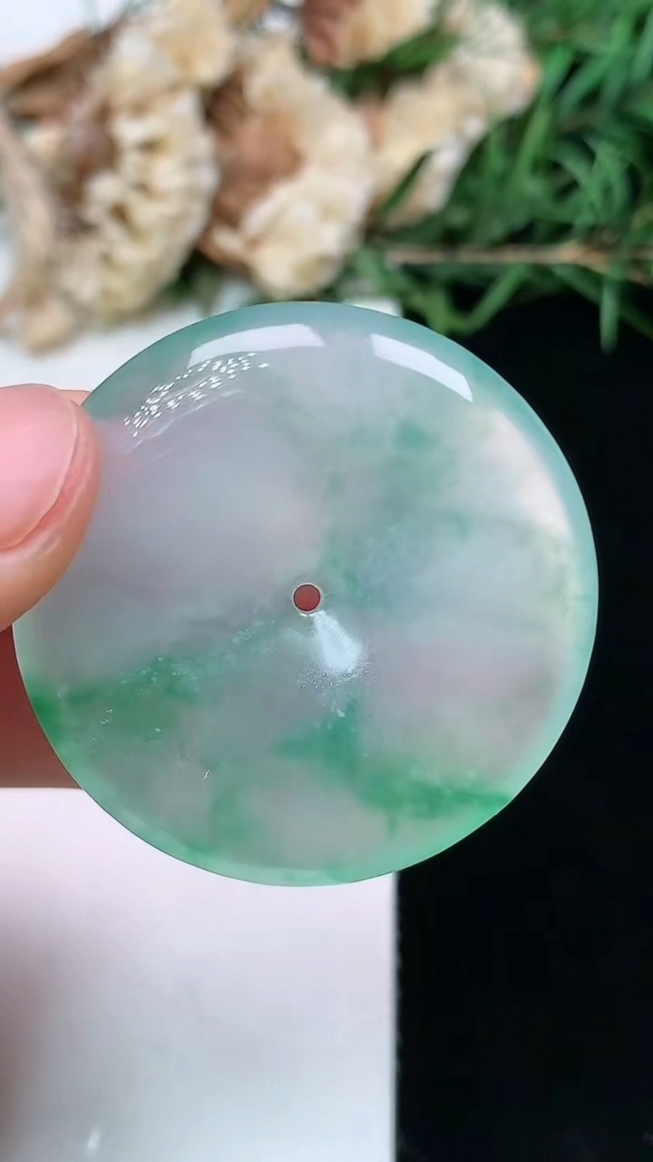 天然A货翡翠平安扣吊坠，尺寸33.9-6，重量:14.17g
4月15日