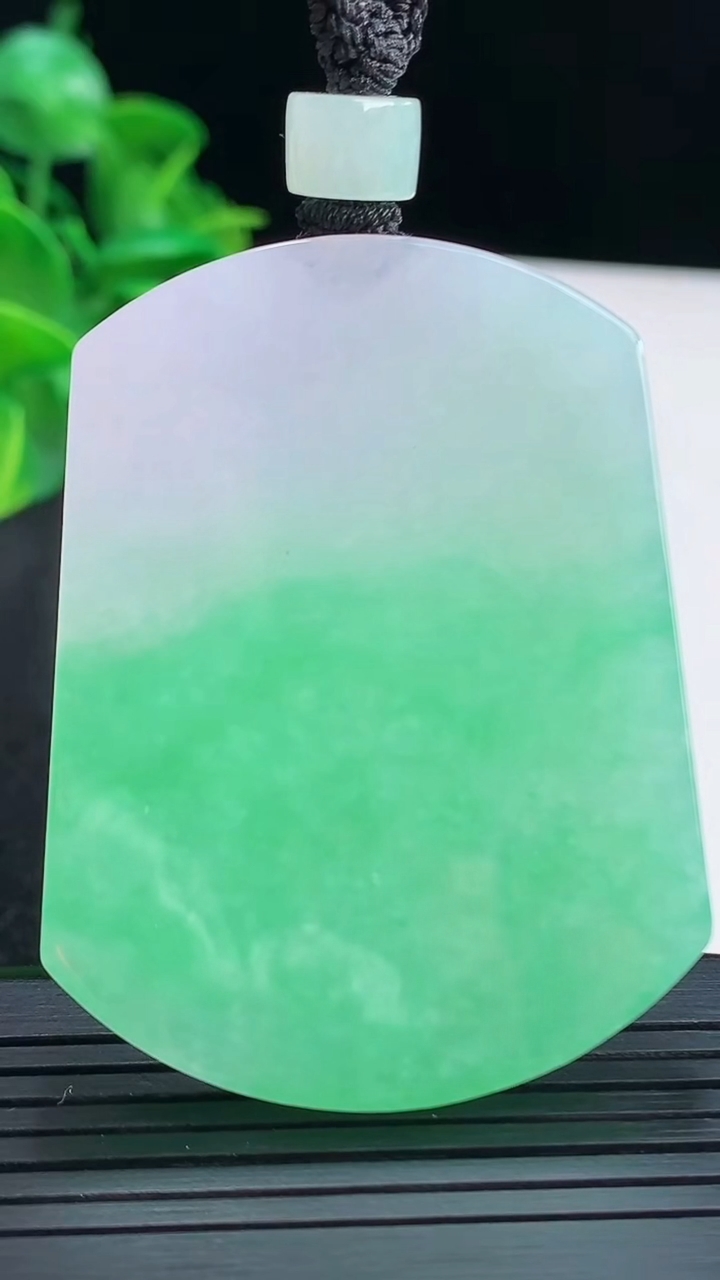 天然A货翡翠无事牌吊坠尺寸53.8-41-5.7重量:41.95g
4月15日