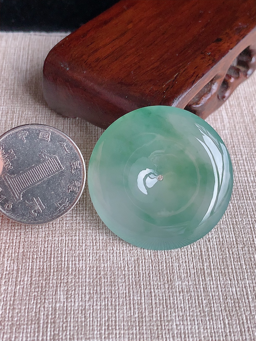 天然A货翡翠飘花大件平安扣吊坠 
尺寸35.8-6.2mm 重量16.86g 0414