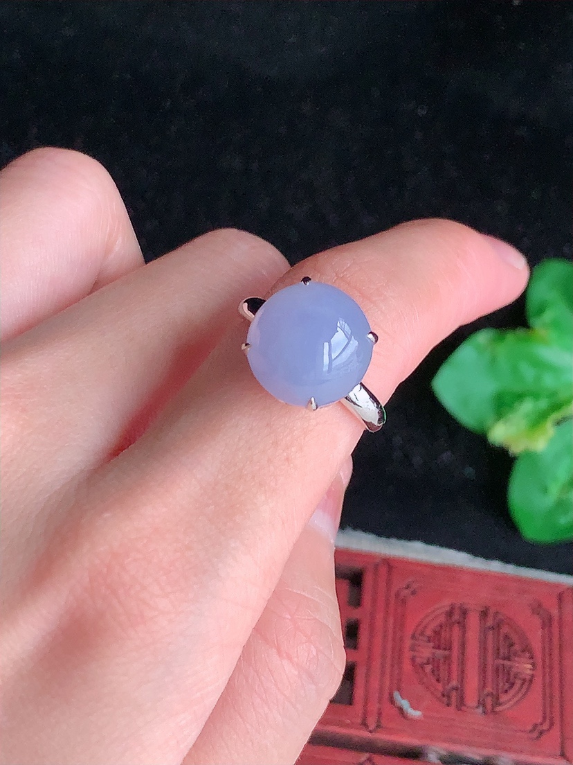 天然A货翡翠18K金镶嵌紫罗兰蛋面戒指 圈口17.5裸石
尺寸11.8-11.6mm 重量3.94g 0414