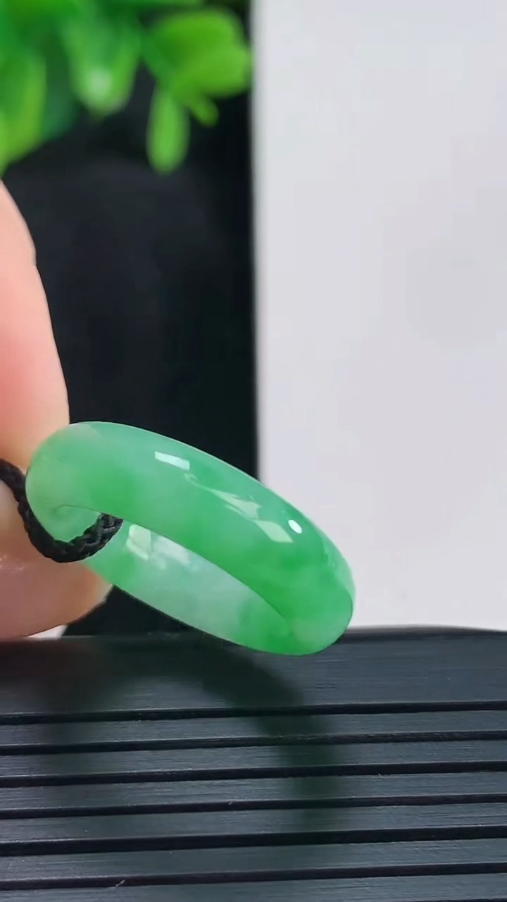 天然A货翡翠指环戒指尺寸16.-25.4-3.4重量:3.55g2026年4月15日
工厂直销收藏佳品,种好水足，色泽均匀，有种有色，上手高大气！