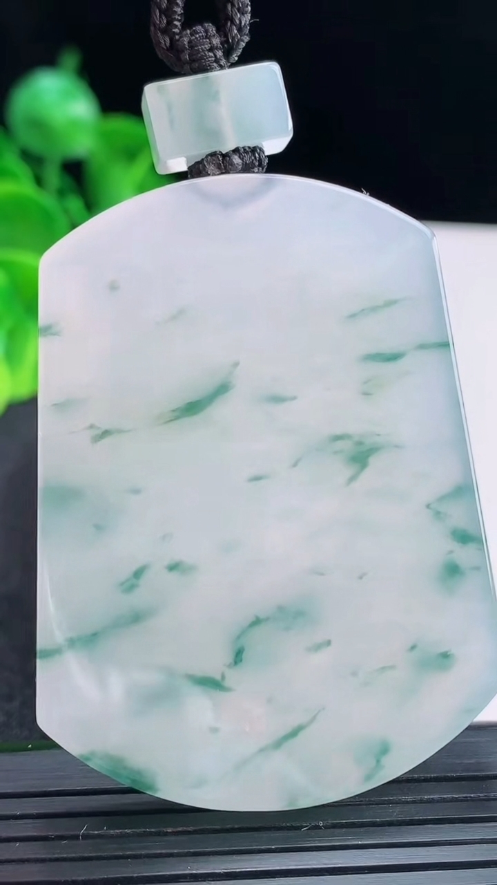 天然A货翡翠种飘花仿古无事牌吊坠尺寸56.6-42.8-6.6重量:51.98g
4月15日