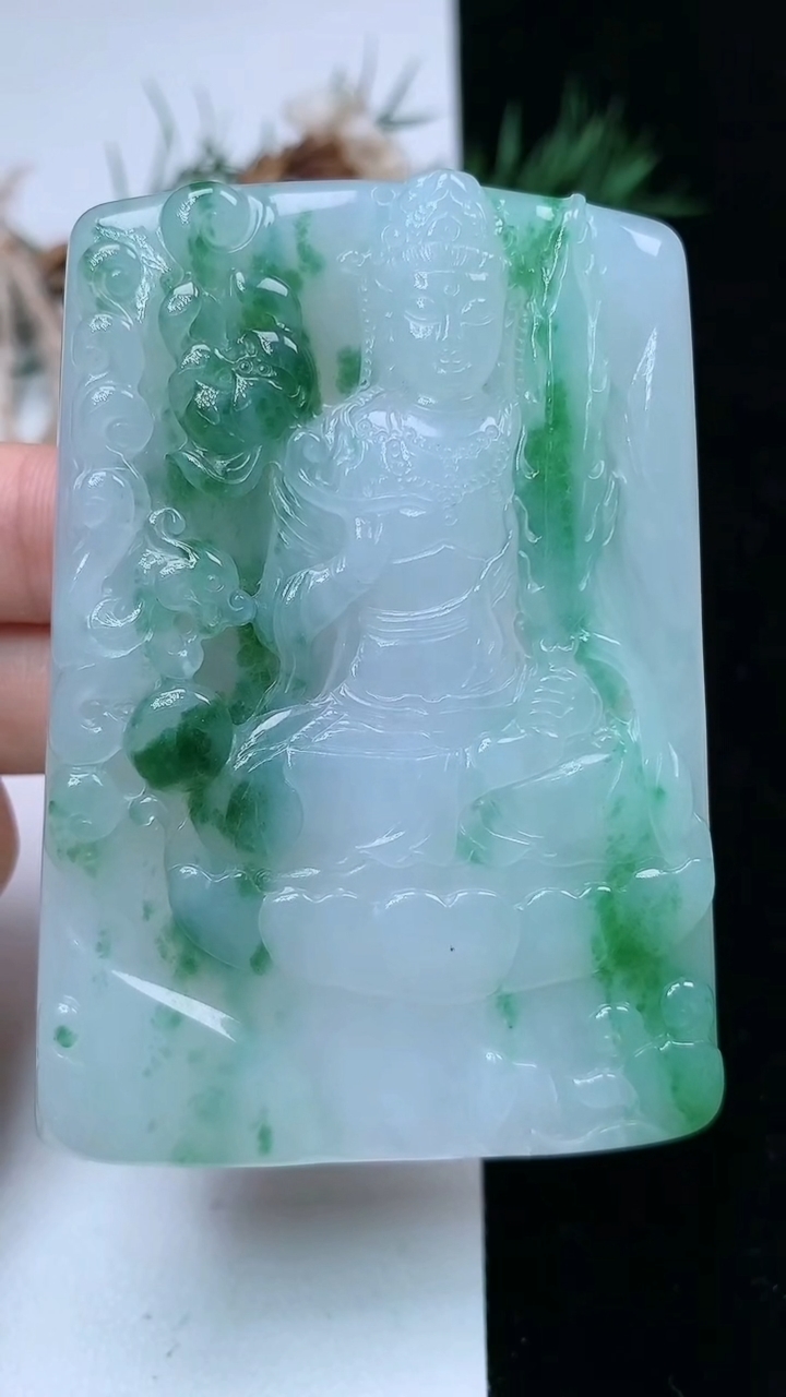 天然A货翡翠虚空藏观音菩萨吊坠，尺寸69-49-6.8，重量:54.81g
4月15日