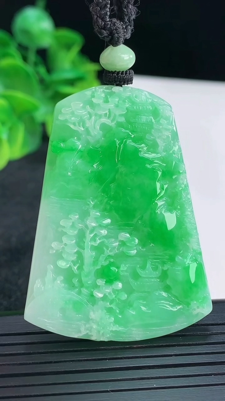 天然A货翡翠山水牌吊坠尺寸61.7-38.6-5重量:24.18g
4月15日